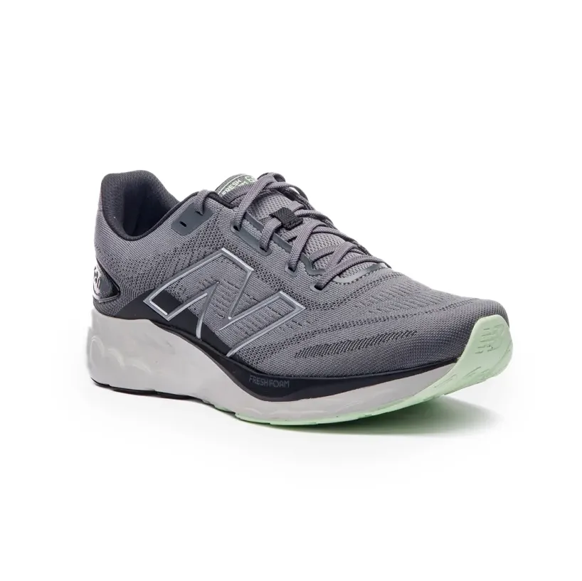 Tênis New Balance Fresh Foam 680v8 masculino grafite vista frontal com logo visível
